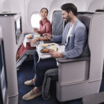 Tallinn Dubai lennukis istuvad inimesed äriklassis flydubai lennul