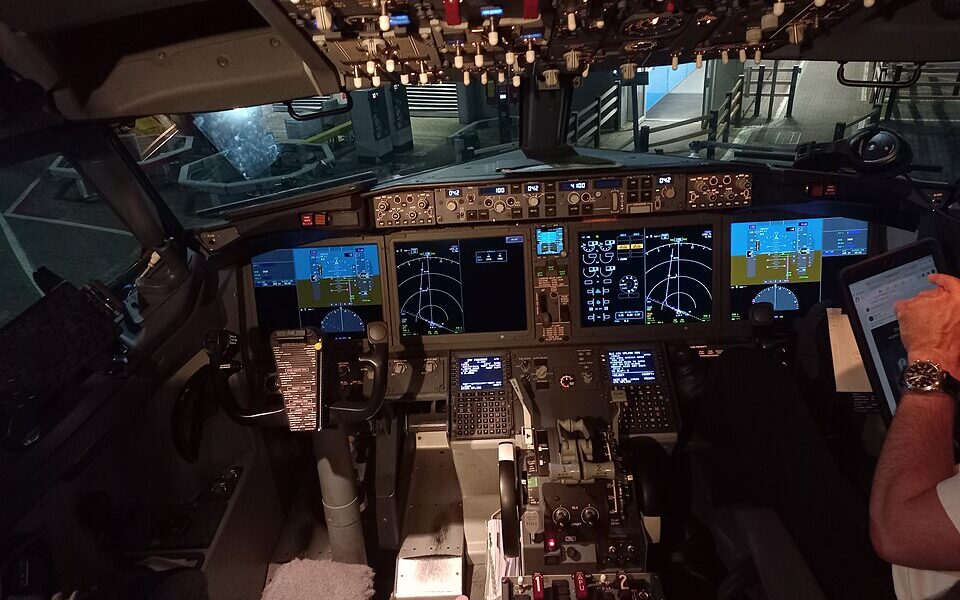 Boeing 737 MAX-i kokpit. Foto on illustratiivne ega kujuta Flydubai lennu FZ1073 kokpitti. Foto: GeoMancer448 / Wikimedia Commons, CC BY 4.0